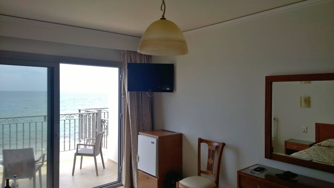 32Zoll FlatTV und Kühlschrank Hotel Ariadne Beach
