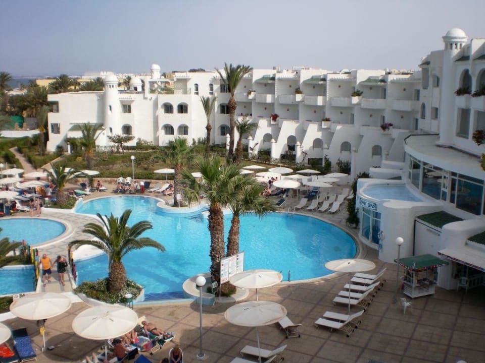 Pool und Hotel Hotel El Mouradi Skanes Beach