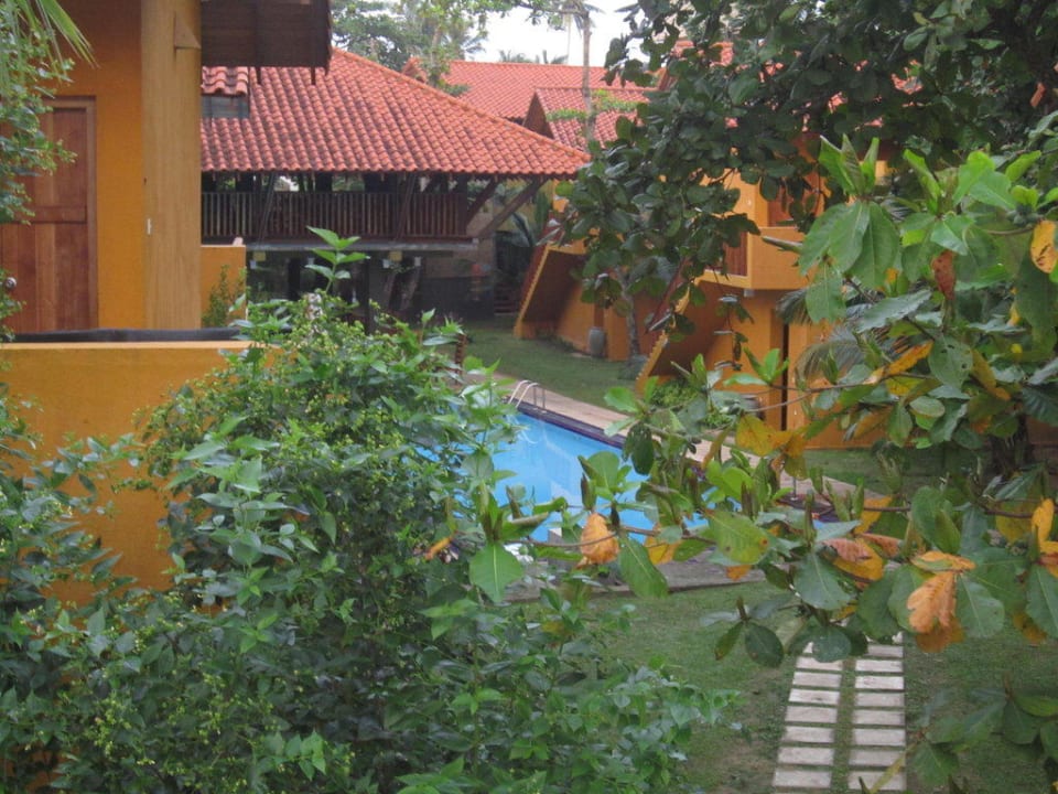 Blick von der 1. Etage auf Pool/Restaurant Hotel Muthumuni Ayurveda Beach Resort