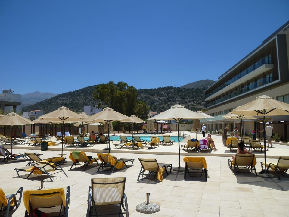 Einer der beiden Pools I Resort Beach Hotel & Spa