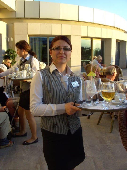 Ayse Ozer, superkellnerin auf der Terrasse Royal Wings Hotel