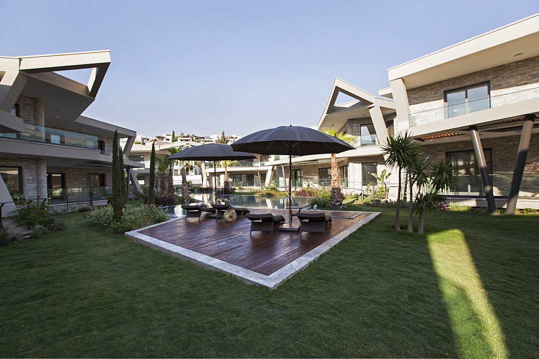 Garden & Natural stone coated swimming pools   RetrON Residence