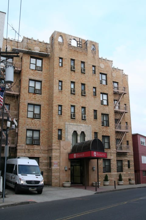 Außenansicht im Dezember 2012 Ramada by Wyndham Jersey City