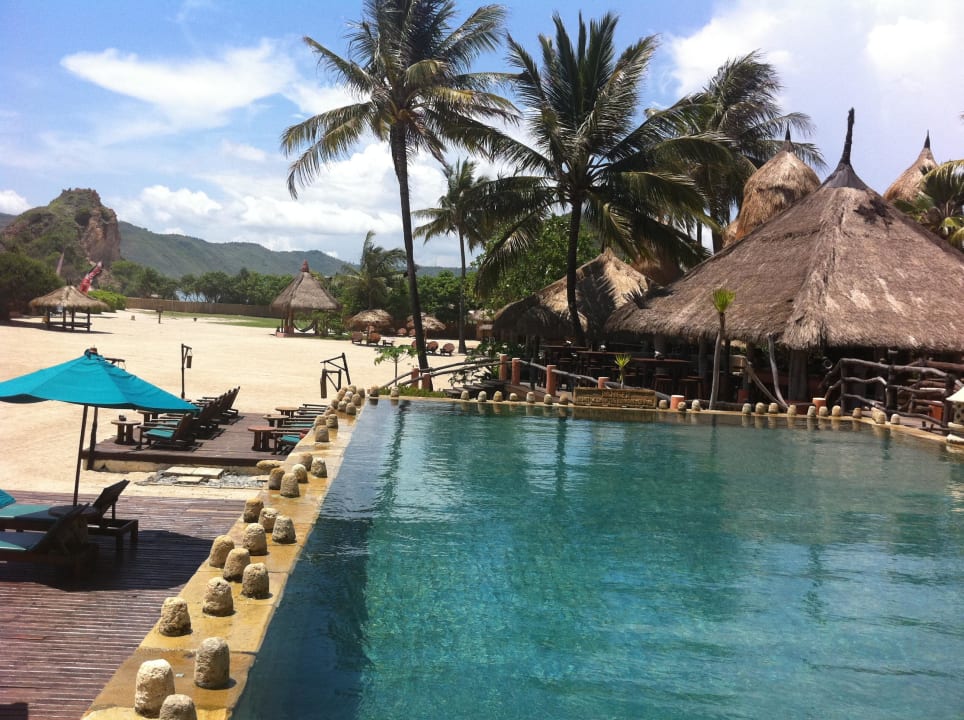 Blick auf den erhöhten Pool. Novotel Lombok Resort & Villas