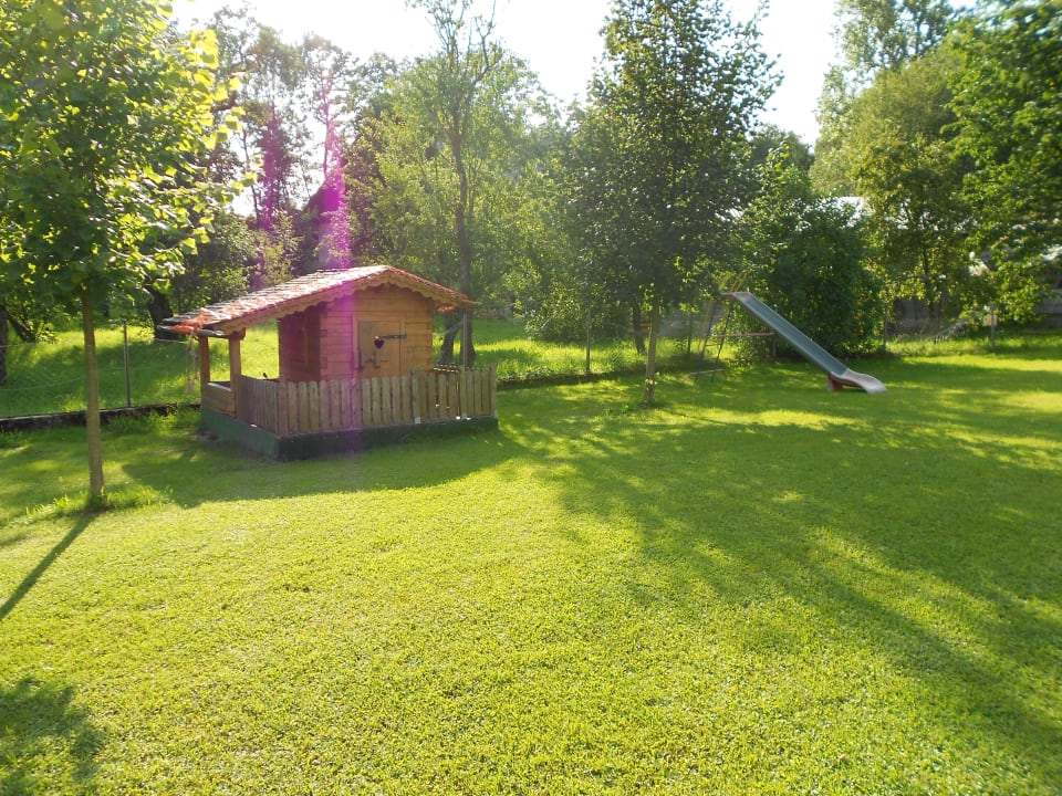 Spielhäuschen Rutschbahn Hotel Schmoller