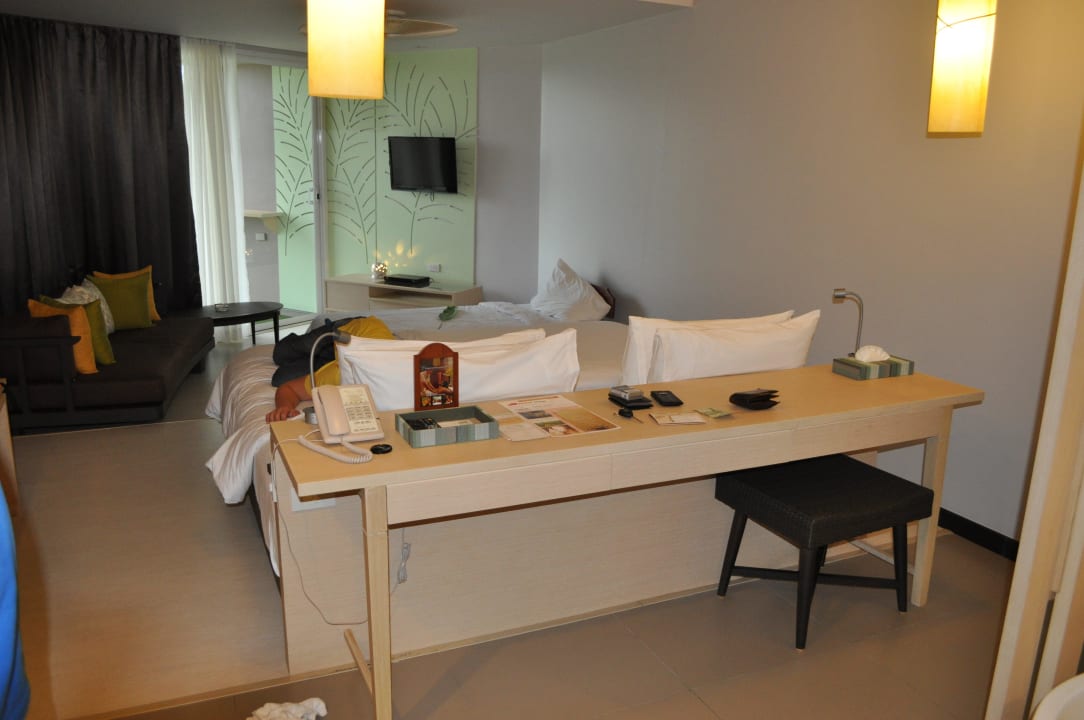 Im Tisch über Hocker ist Schminkspiegel versteckt The Sands Khao Lak by Katathani