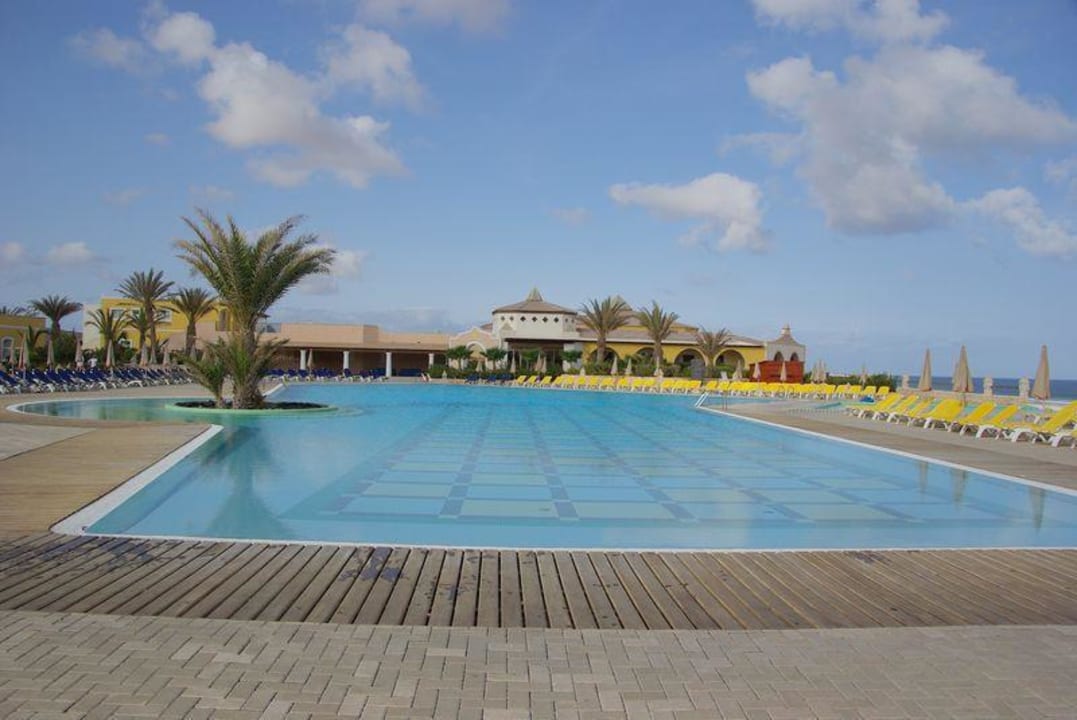 Großer Pool mit Blick auf Restaurant VOI Praia De Chaves Resort