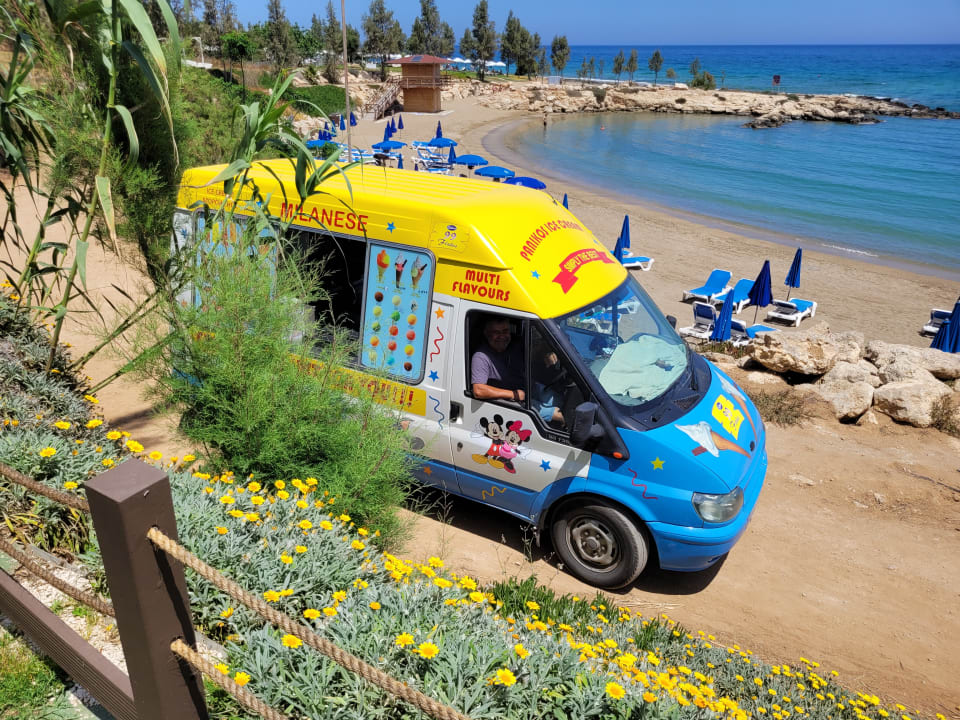 Strand Crystal Springs Beach Hotel