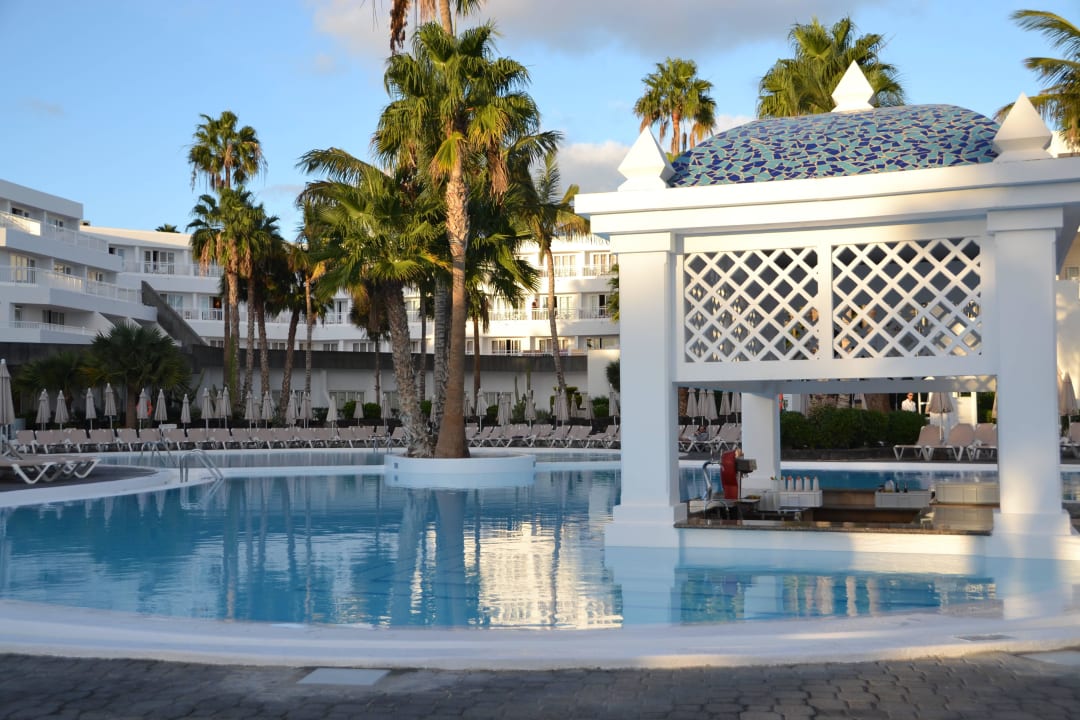Pool mit Bar Hotel Riu Paraiso Lanzarote