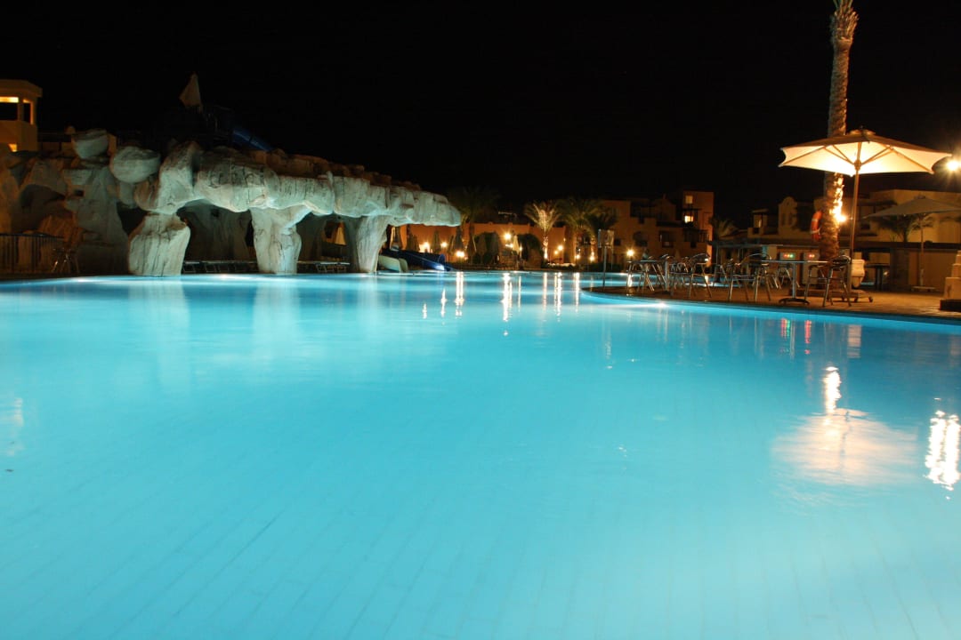 Zwembad bij avondverlichting Stella Garden Resort & Spa, Makadi Bay