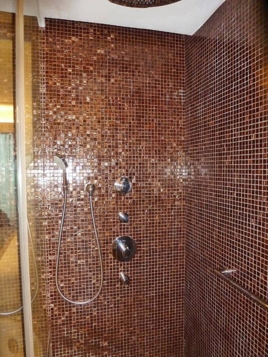 Bad im Executive Club-Zimmer The Leela Ambience Convention Hotel Delhi