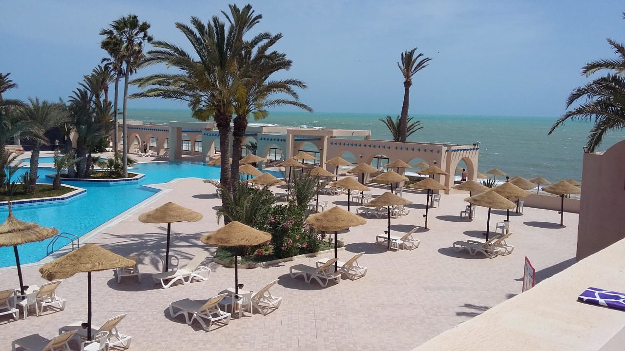 Der Pool der zum Strand gelegen ist Zita Beach Resort