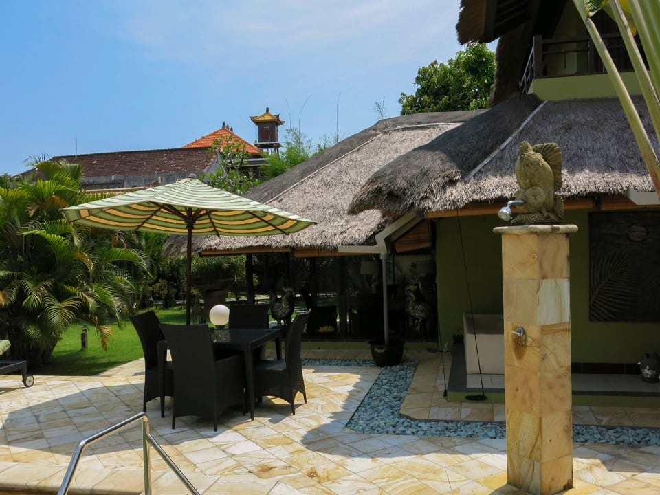 Außendusche am Pool Villa Nyumpene