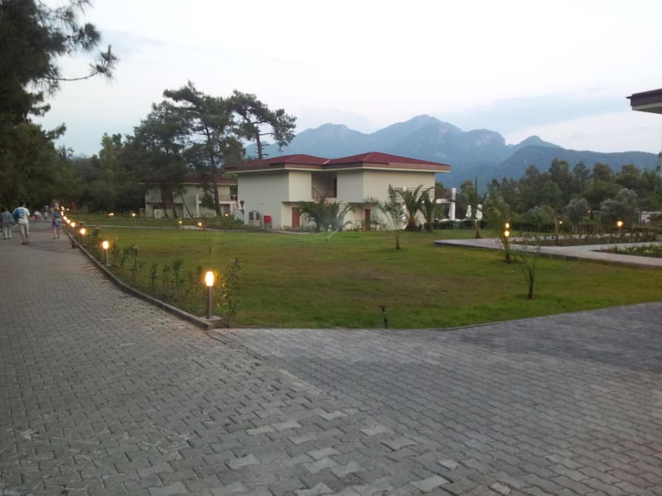 Weg zu den Bungalows und Amphitteather Fortezza Beach Resort