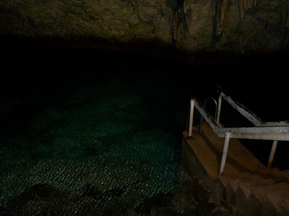 Grotte mit Zugang zum schwimmen Hotel Grotto Bay Beach Resort