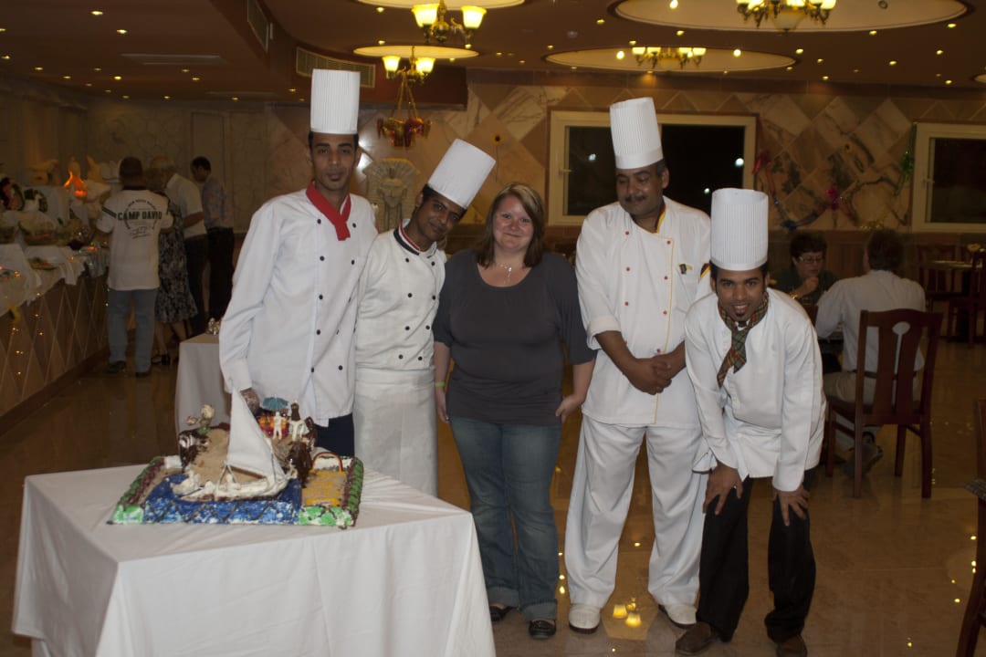 Köche mit ihrem Kunstwerk Three Corners Happy Life Beach Resort