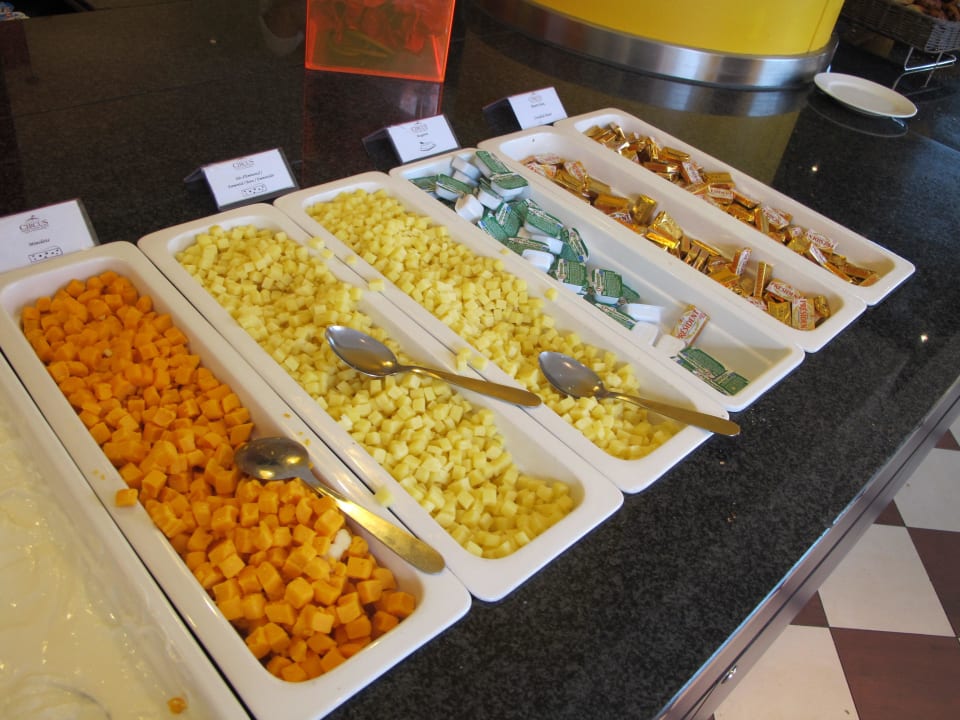 Käse, Magazine und Butter Grand Magic Hotel