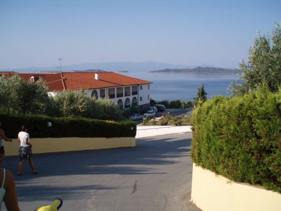 Weg zum Strand Akrathos Beach Hotel