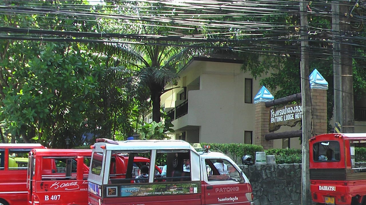 Strassenseite Patong Lodge Hotel