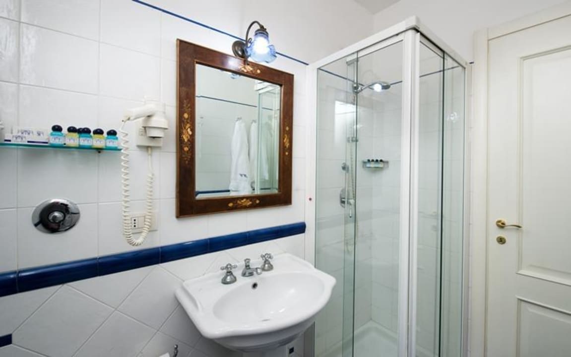 Standard Bathroom with shower Chiaja Hotel de Charme