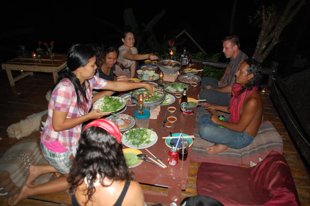 Korean Barbecue auf der Restaurantterrasse Seaview Thansadet Bungalows