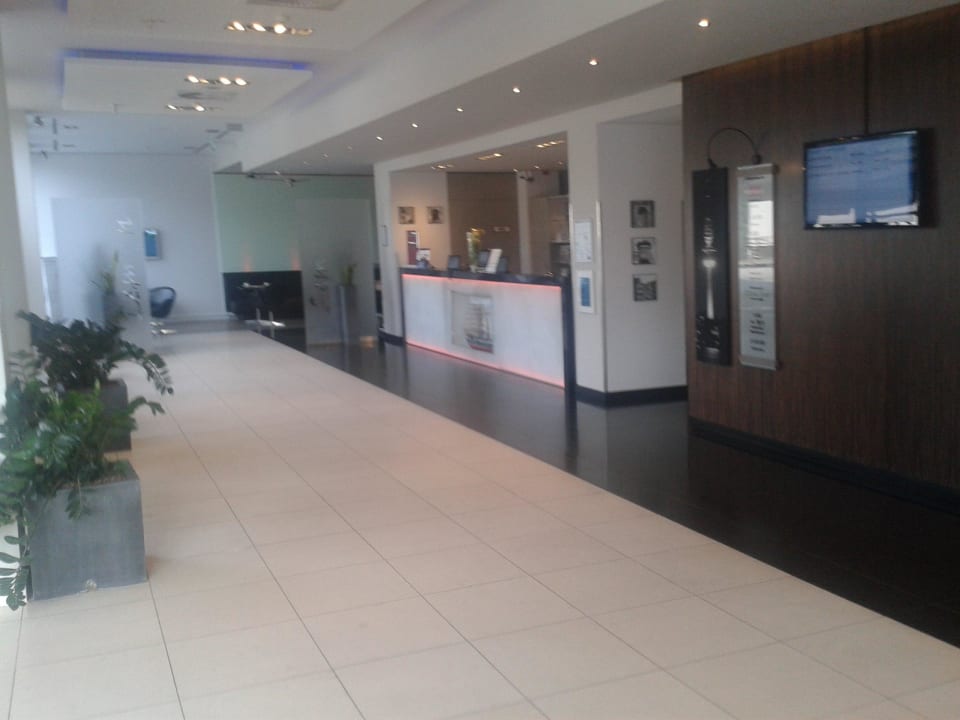 Lobby mit Bar im Hintergrund Mercure Hotel Hamburg Mitte