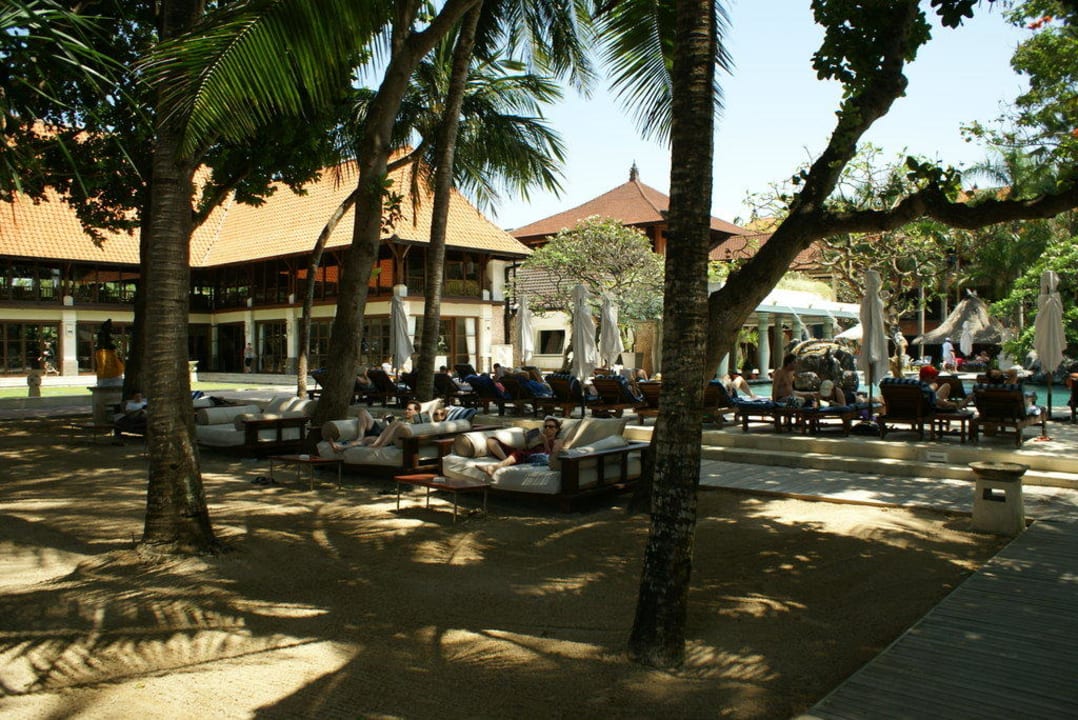 Blick vom Strand auf Pool und Restaurant Puri Santrian