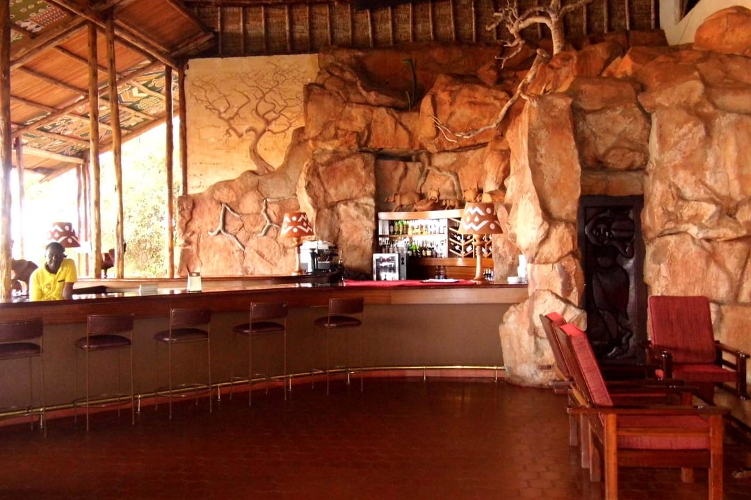 Barecke - vor der Terrasse das Wasserloch  Kilaguni Serena Safari Lodge