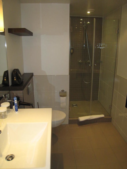 Badezimmer einer Junior Suite Mövenpick Hotel Amsterdam City Centre
