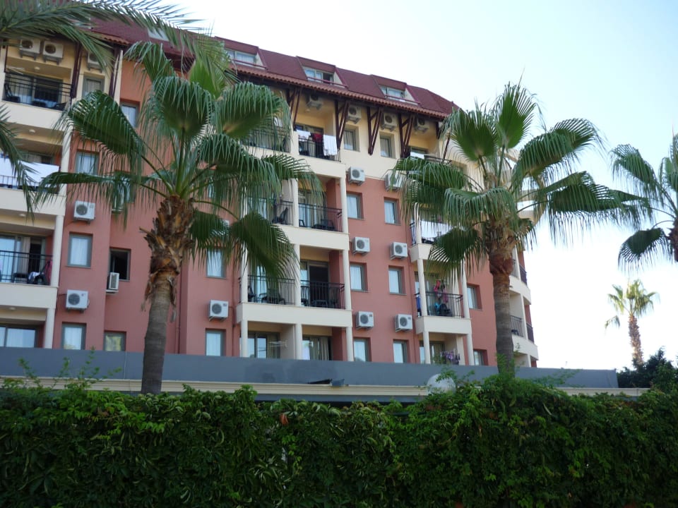 Blick auf einen Teil des Hotels von der Straße aus Palmeras Beach Hotel