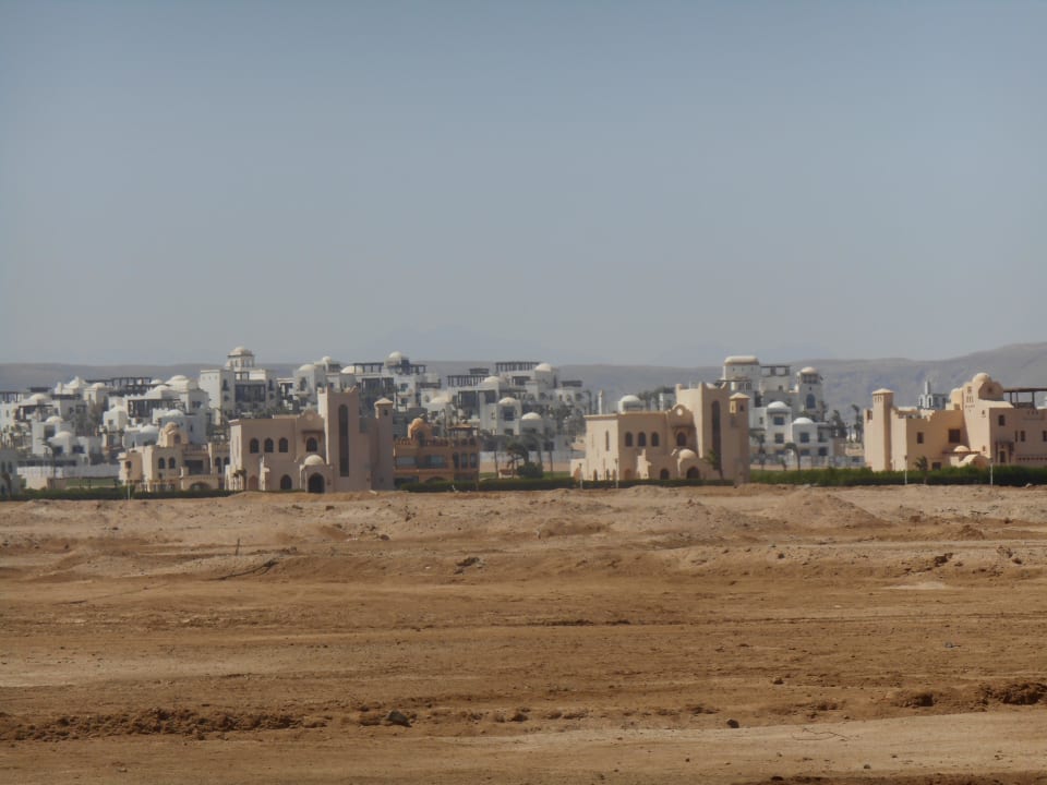 Blick vom Strand zur Wüste Three Corners Rihana Resort Deluxe
