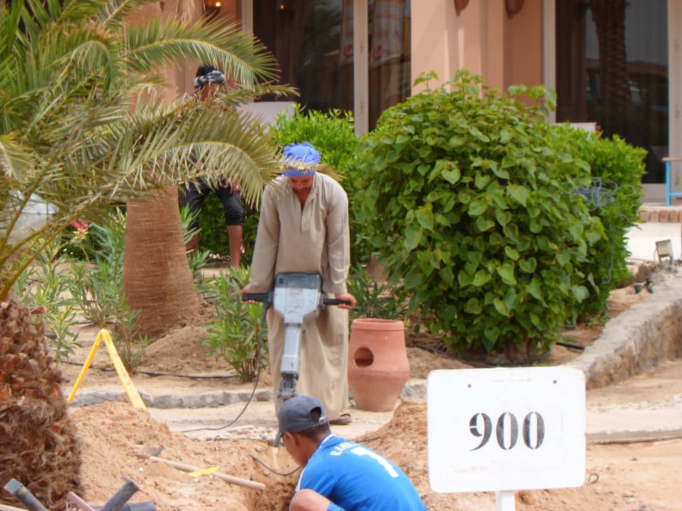 Presslufthammereinsatz vor den Zimmern Club Paradisio El Gouna, Red Sea
