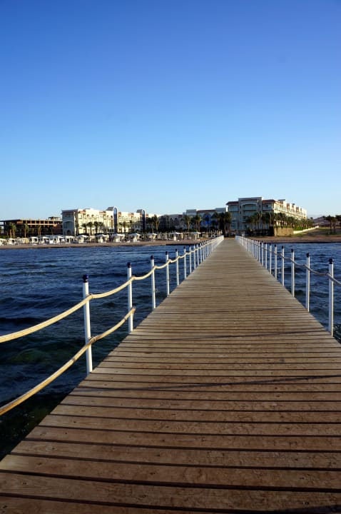 Vom Steg aus mit Blick zum Hotel Premier Le Reve Hotel & Spa
