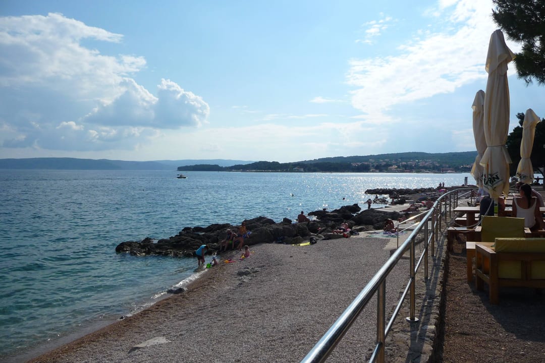 Blick von der Stranddbar des Hotels Sunny Krk by Valamar