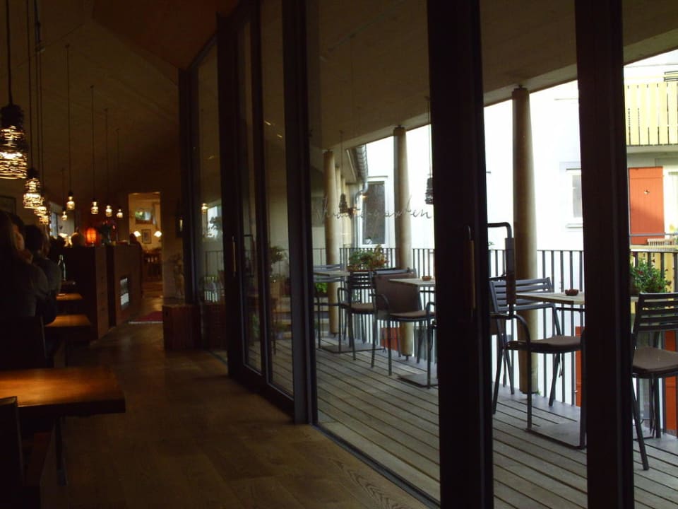 Rezeption mit Glaswand zum Balkon Landhotel Martinsmühle