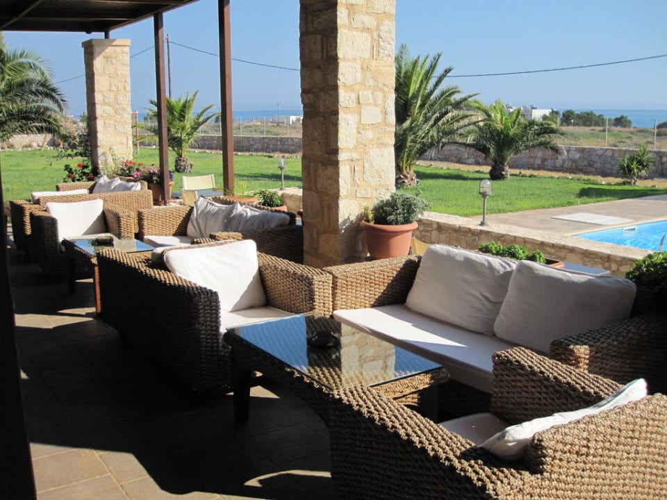Lounge bei der Bar mit Blick aufs Pool Studio Apartments Kallicrates Village