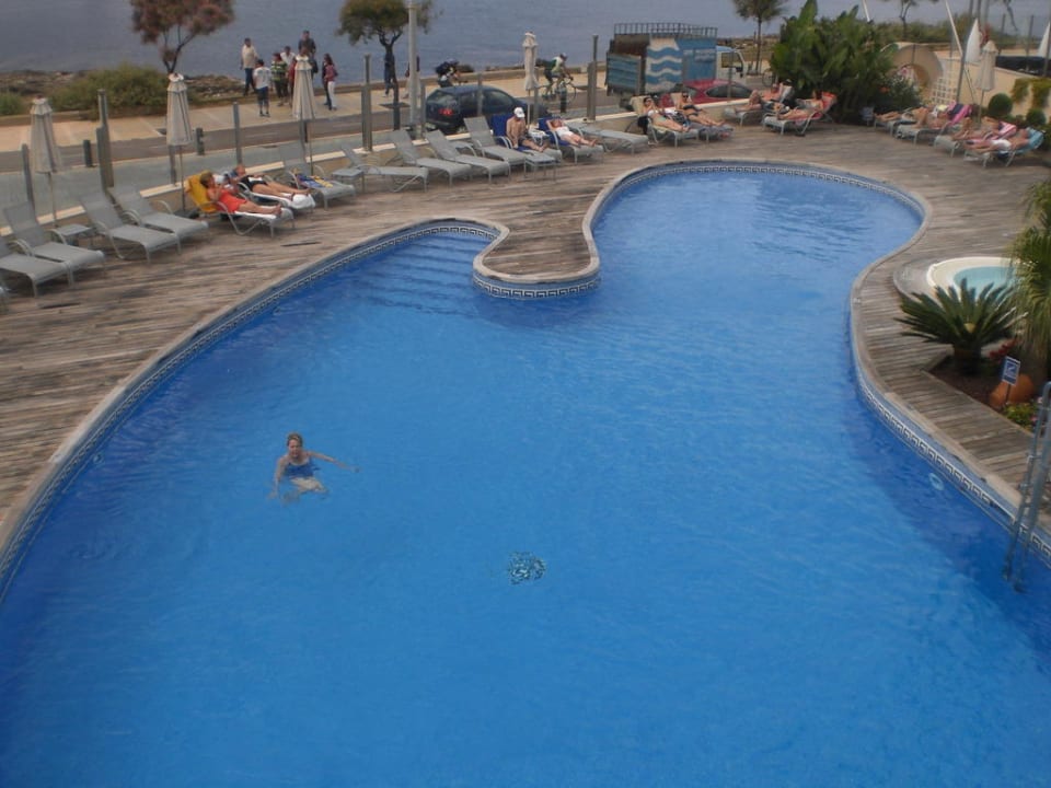 Pool vor der Liegeterrasse AluaSoul Palma