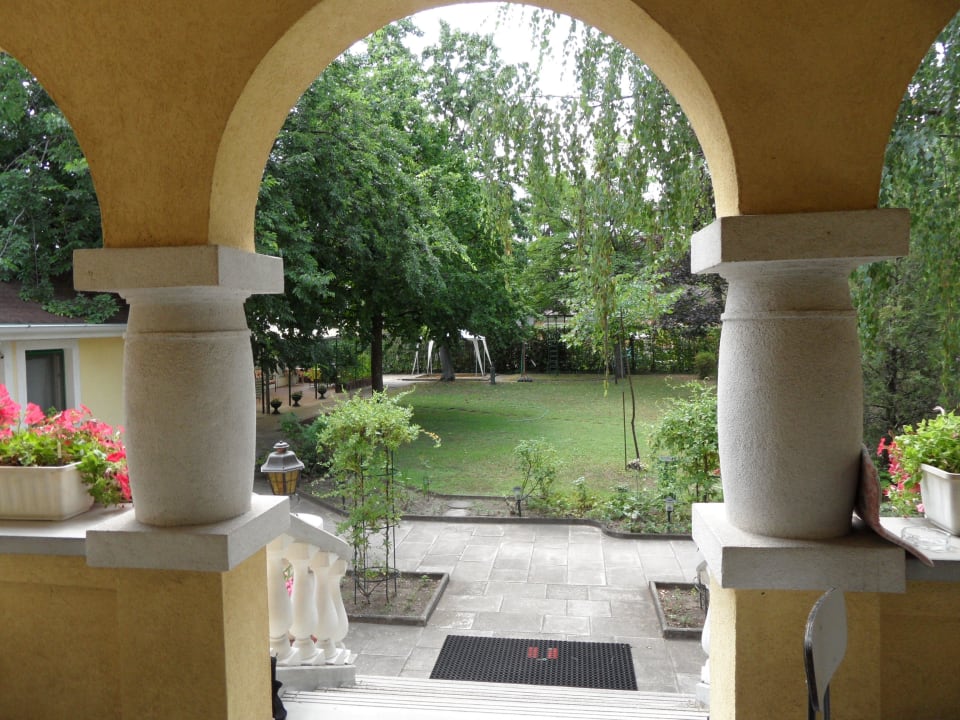 Blick in den Garten Apartments Wiener Schlössl