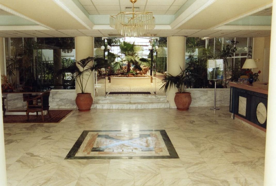 Die Empfangshalle mit Blick in die Mall Hotel Achaios