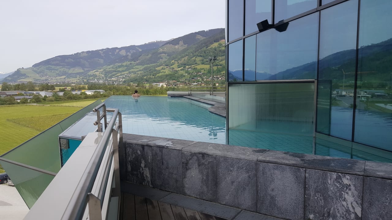 Panoramapool nur für die hoteleigenen Gäste. Tauern SPA Zell am See-Kaprun