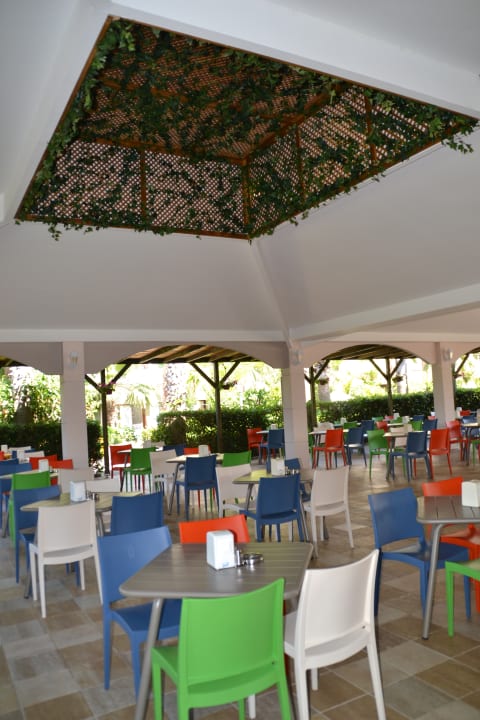 Neue Bestuhlung in der Tropic-Bar Hane Family Resort