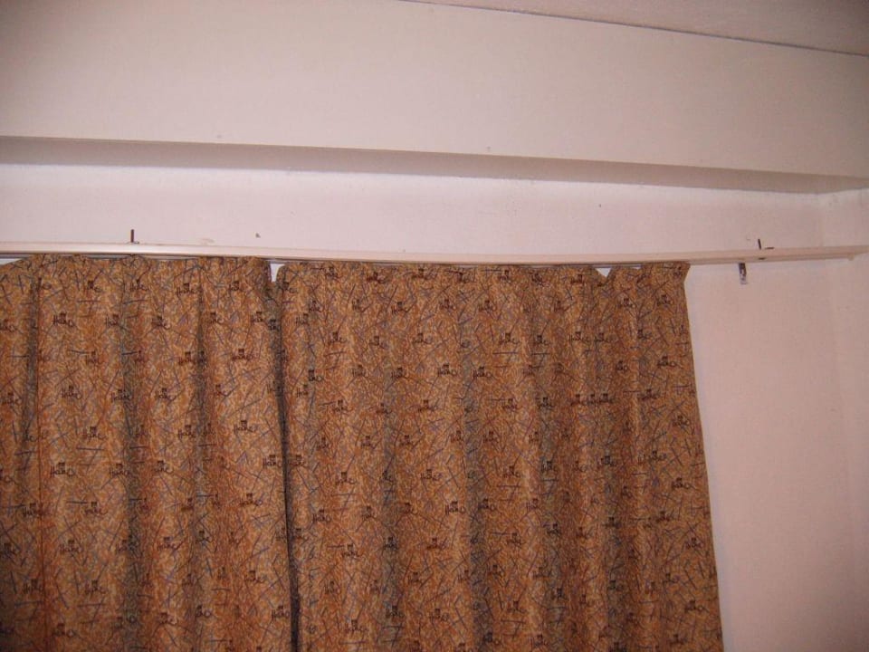 Durchhängende Gardinenstange im Zimmer Apartments Hane Annex