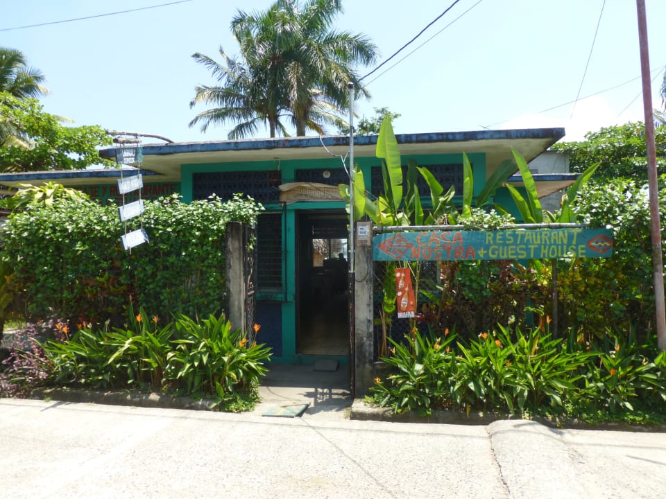 Eingang ins Hotel Hostel Casa Nostra