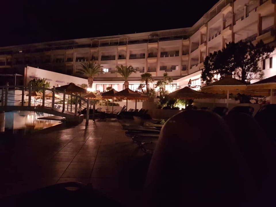 Widok wieczorem Hotel Serita Beach