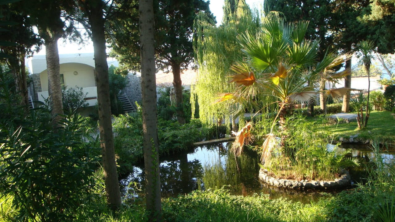 Spaziergang im Garten Aldiana Club Rocca Nettuno Calabria