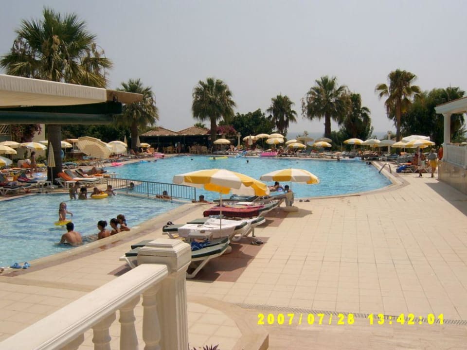 auf dem Weg zum Pool und Restaurant Justiniano Club Alanya