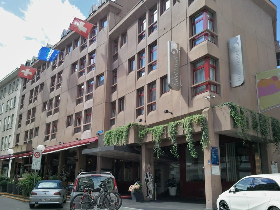 Blick auf Hotel mit Eingang Hotel Basel - Da wohnen, wo Basel lebt!