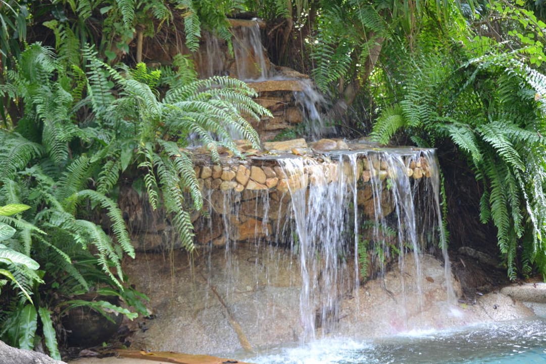 Oberer Pool mit Wasserfall The Fair House Beach Resort