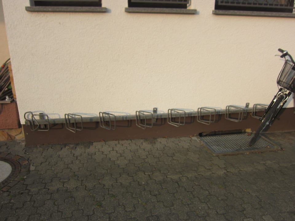 Meist unbrauchbar, weil verbogene, Fahrradständer Hotel- Restaurant Werneths Landgasthof Hirschen