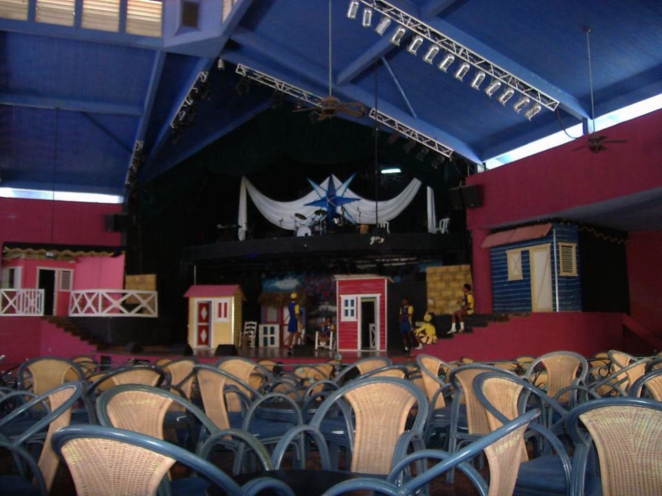 Theater bei Tag, oben spielt die Live Band. Iberostar Selection Hacienda Dominicus